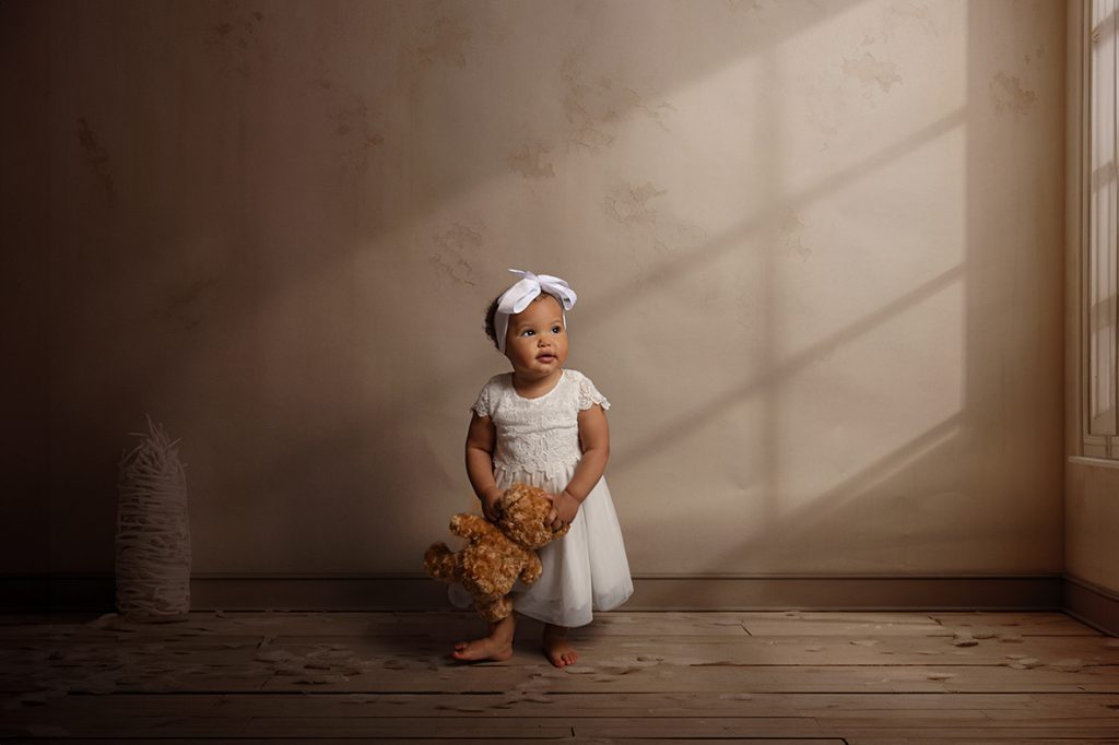 Niña con un osito de peluche