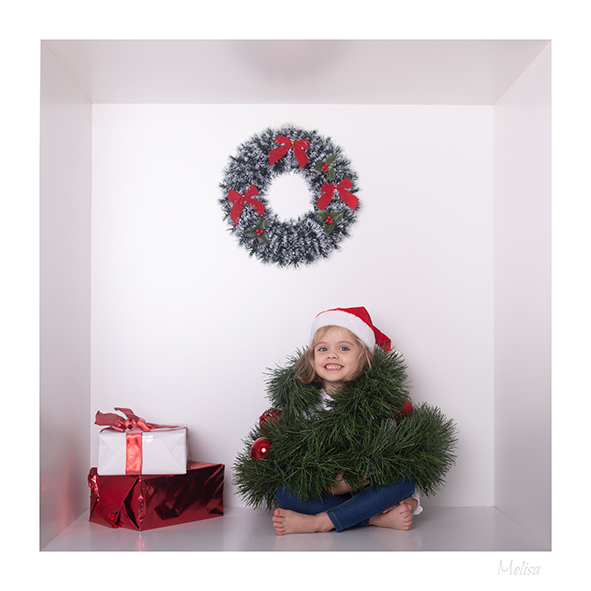 Niña disfraza de un árbol de Navidad