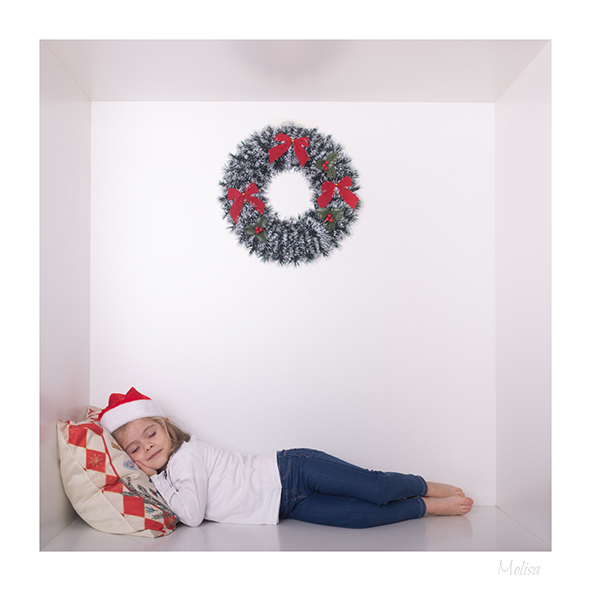 Niña echando una siesta en un entorno decorado de forma navideña