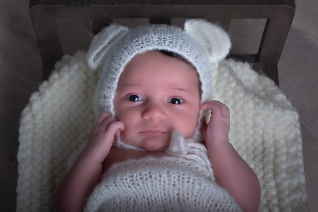 Recién nacido mirando a cámara