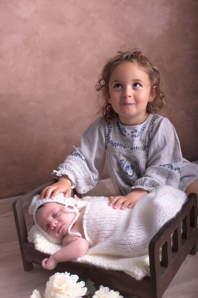 Bebé recién nacido con su hermana