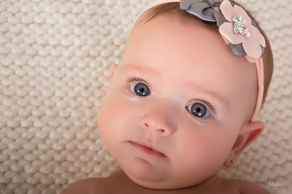 Fotografía de una bebé con una diadema