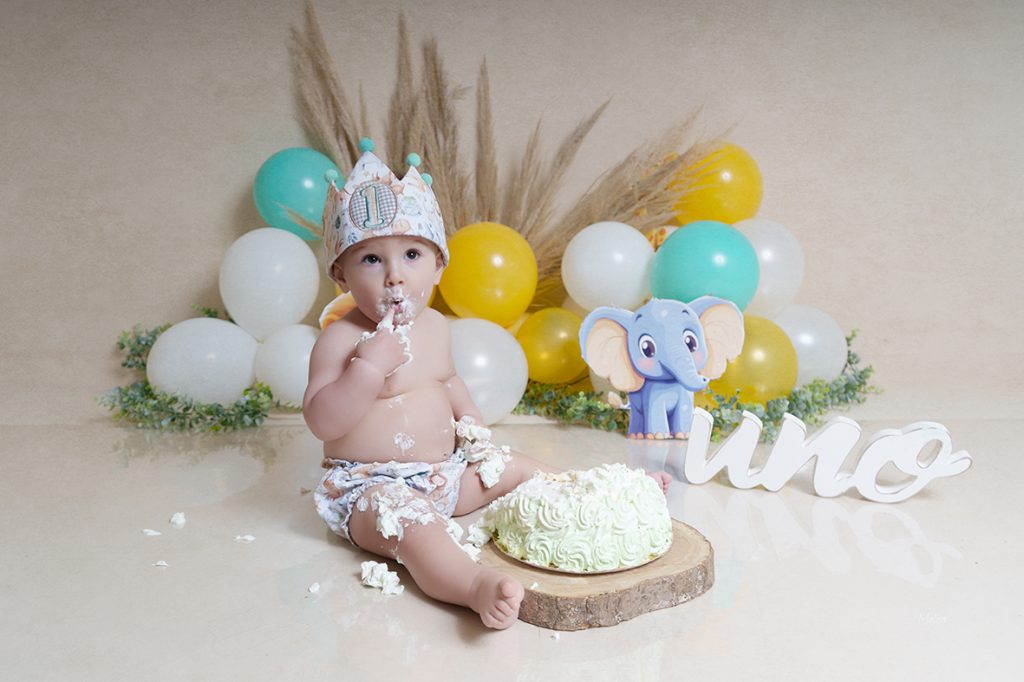 Bebé celebrando su cumpleaños con una sesión de smashcake