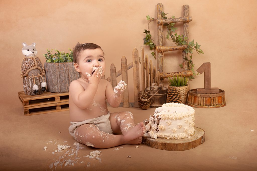 Bebé cumpleañero comiendo tarta